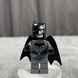 LEGO Super Heroes Minifigure Batman Gold Outline Belt and Crest (Genuine) Rare